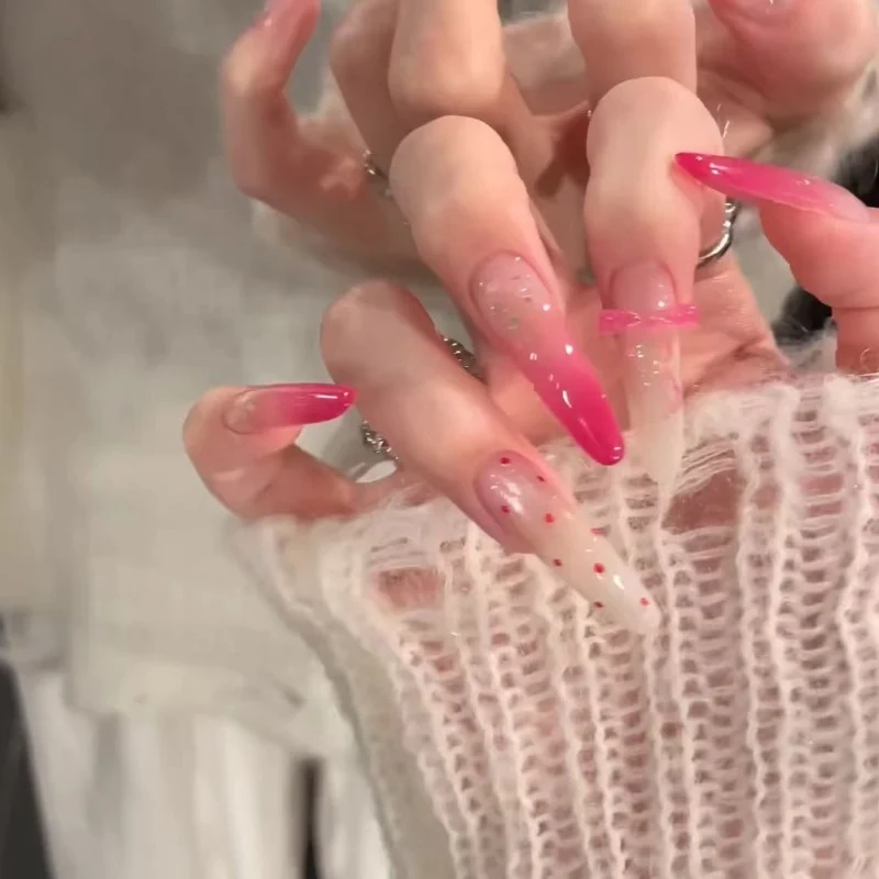 Künstlerische Gradient-Nagelerweiterungen mit dekorativen Akzenten