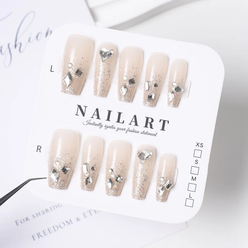 Stylisches Press-On-Nagelset