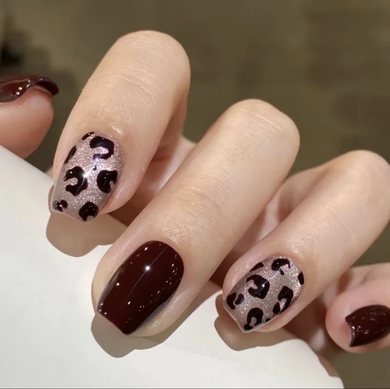 Stilvolles Tiermuster Press-On Nagelset