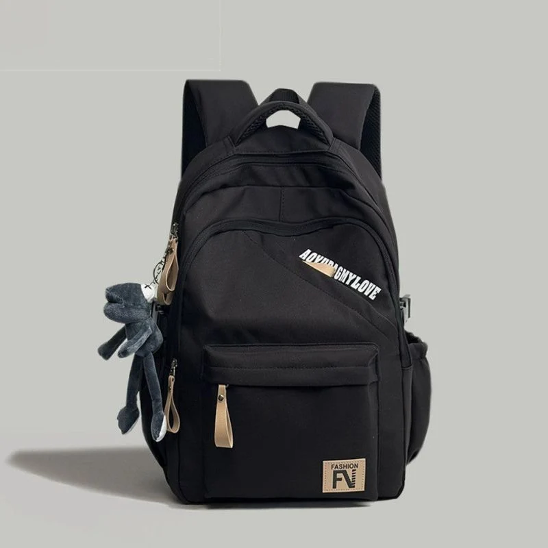 Vielseitiger urbaner Rucksack mit süßem Schlüsselanhänger Karnz
