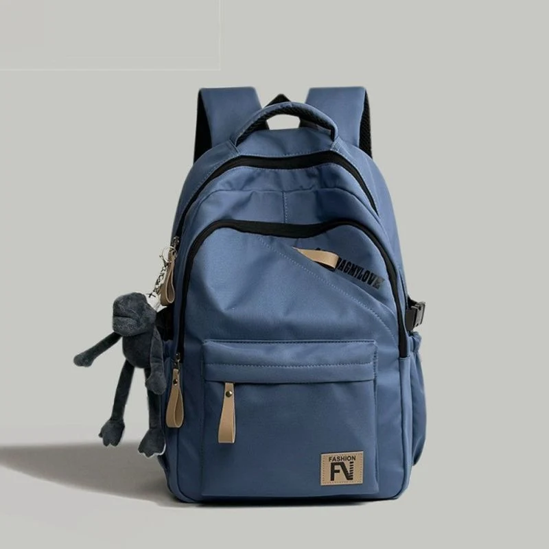 Vielseitiger urbaner Rucksack mit süßem Schlüsselanhänger Karnz
