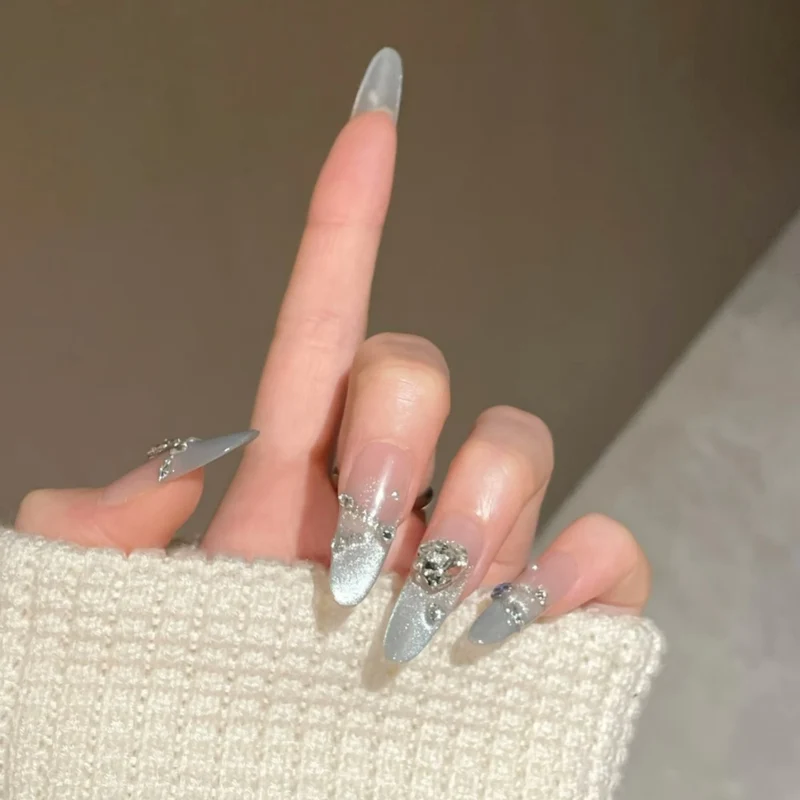 Glamouröse Strass-Stiletto-Nagelerweiterungen