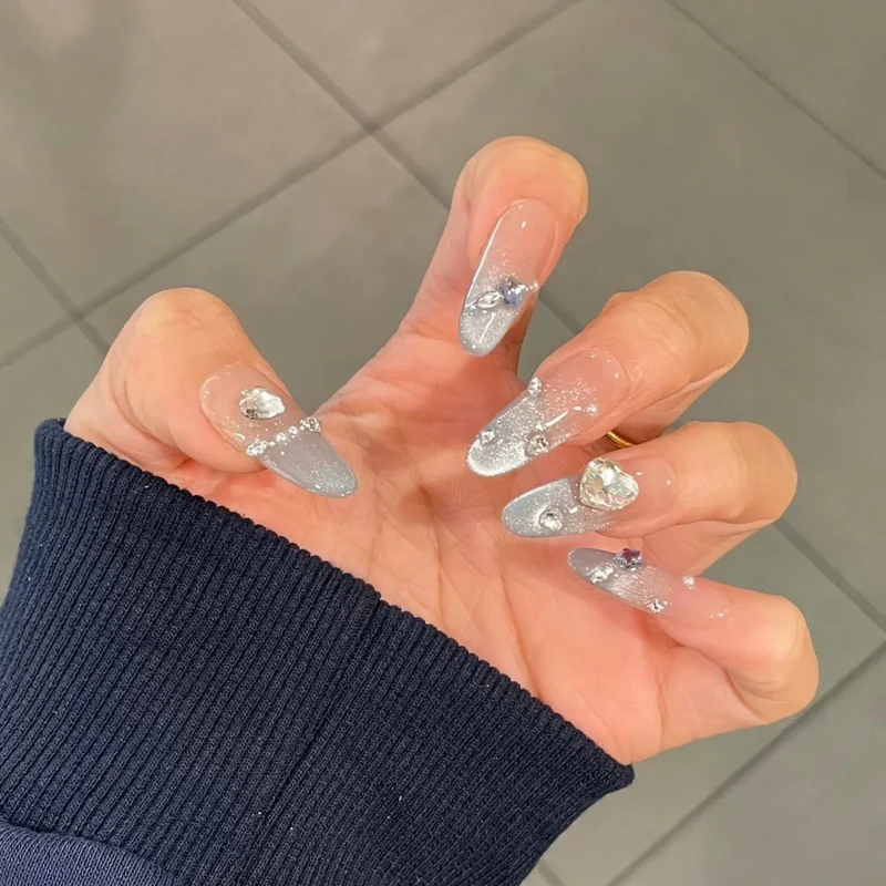 Glamouröse mit Kristallen verzierte Nagelkunst