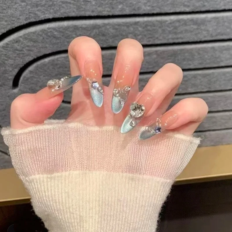 Glamouröse mit Kristallen verzierte Nagelkunst