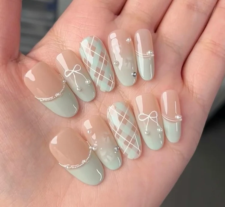 Blumenverzierte Stiletto Nail Art