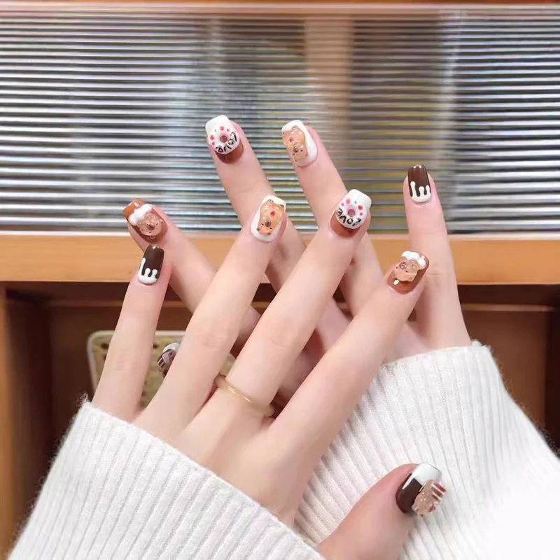 Floral Verzierter Press-On-Nagelset