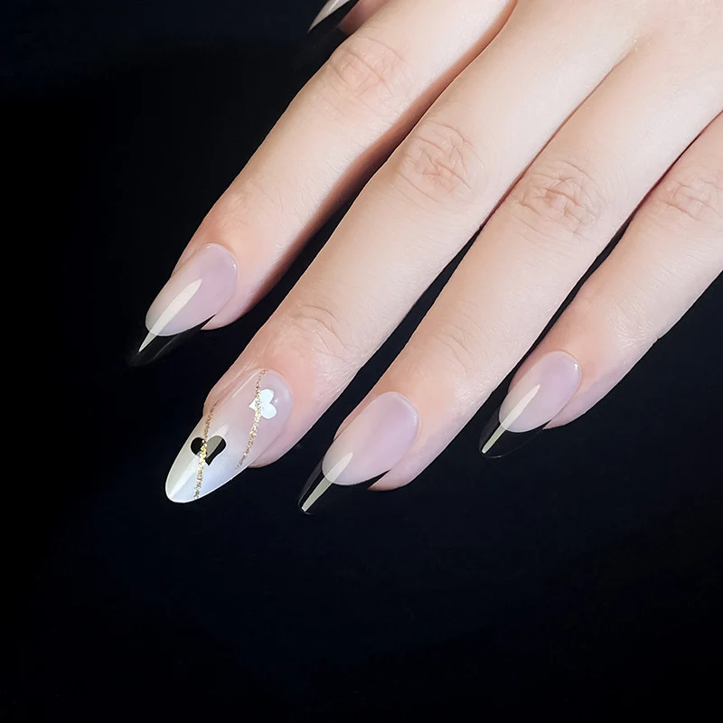 Festliche Feiertags-Nagelkunst