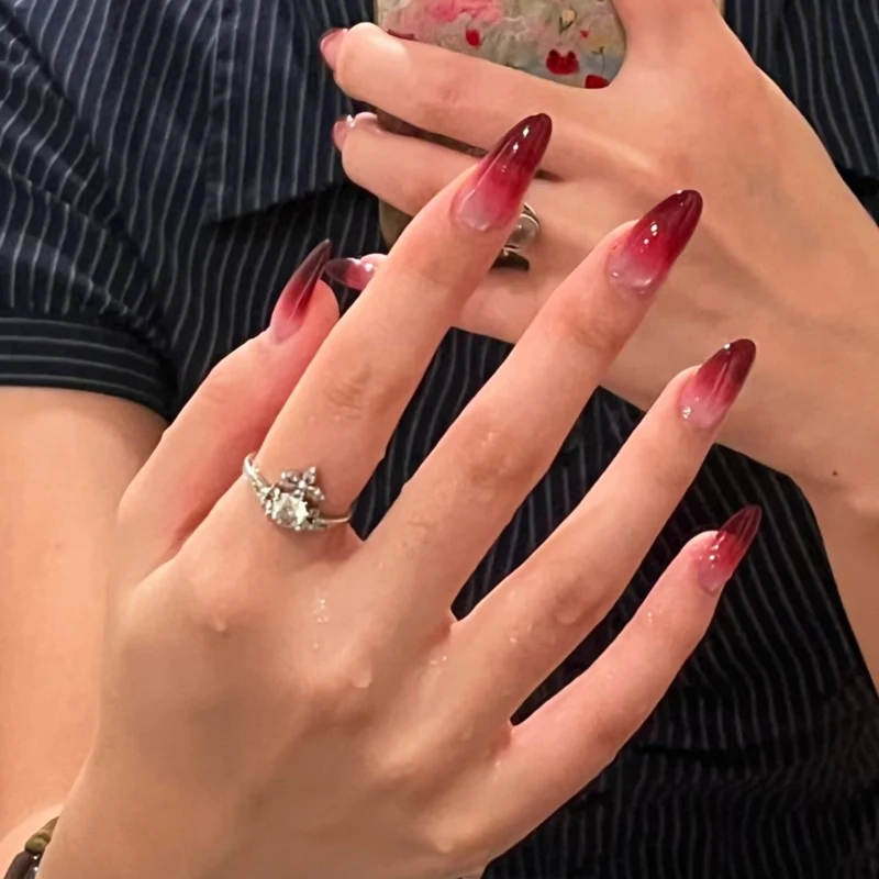 Elegante Stiletto-Gel-Nagelkunstverzierung