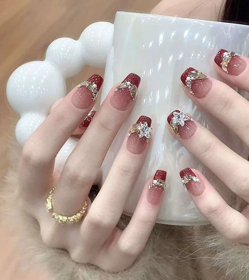 Elegante Stiletto-Gel-Nagelkunstverzierung