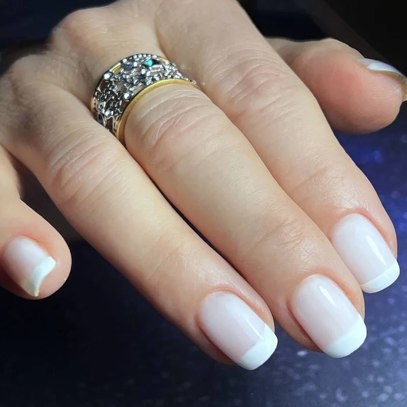 Elegante French Tip Press-On Nails