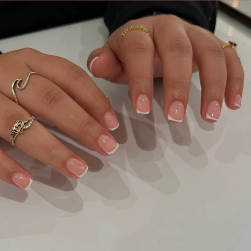 Elegante French Tip Nagelverstärkungen