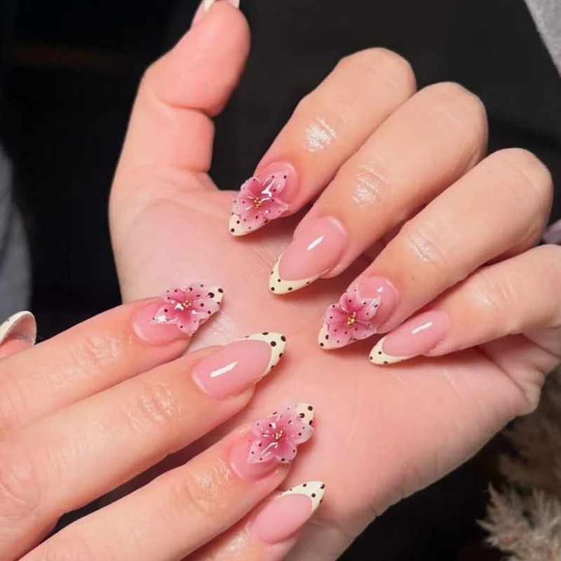 Elegante Dekorative Nagelverlängerungen