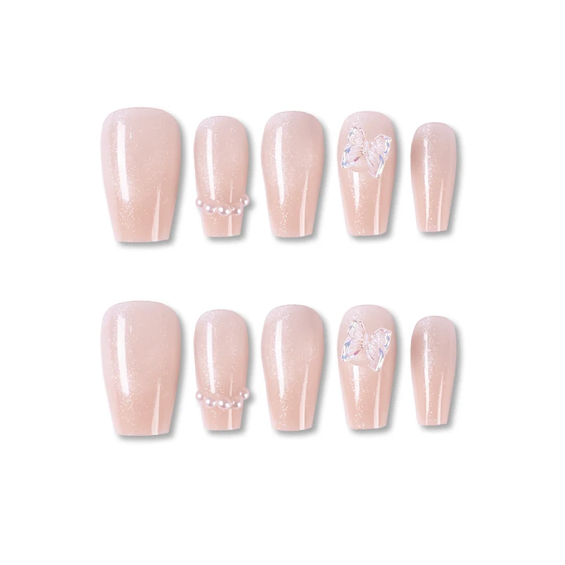 Elegante mit Schmetterlingen verzierte Gel-Nagelkunst
