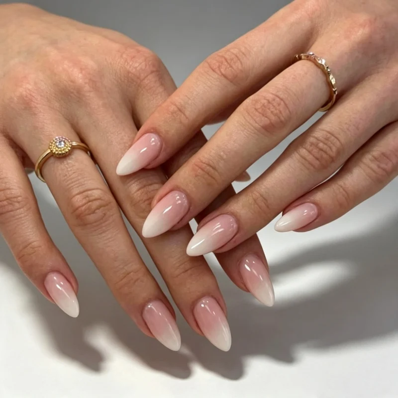 Elegante mandelförmige Gel-Nagelverlängerungen