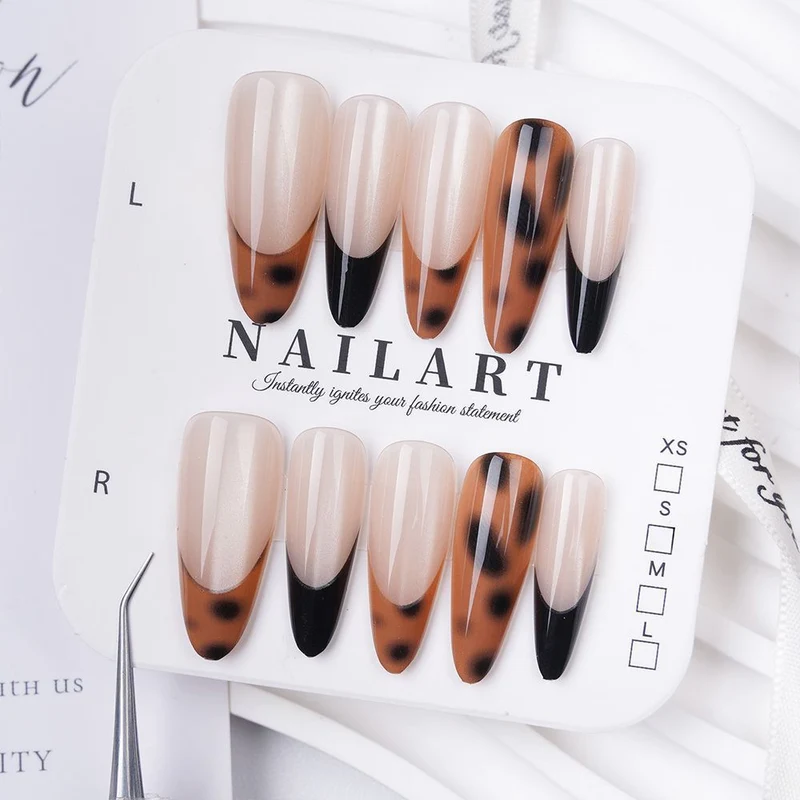 Dekorativer Stiletto Press-On Nagelset