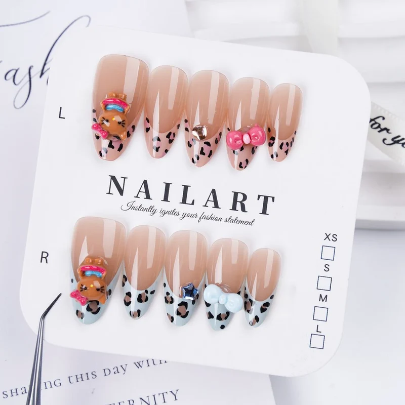 Dekorativer Stiletto Press-On Nagelset