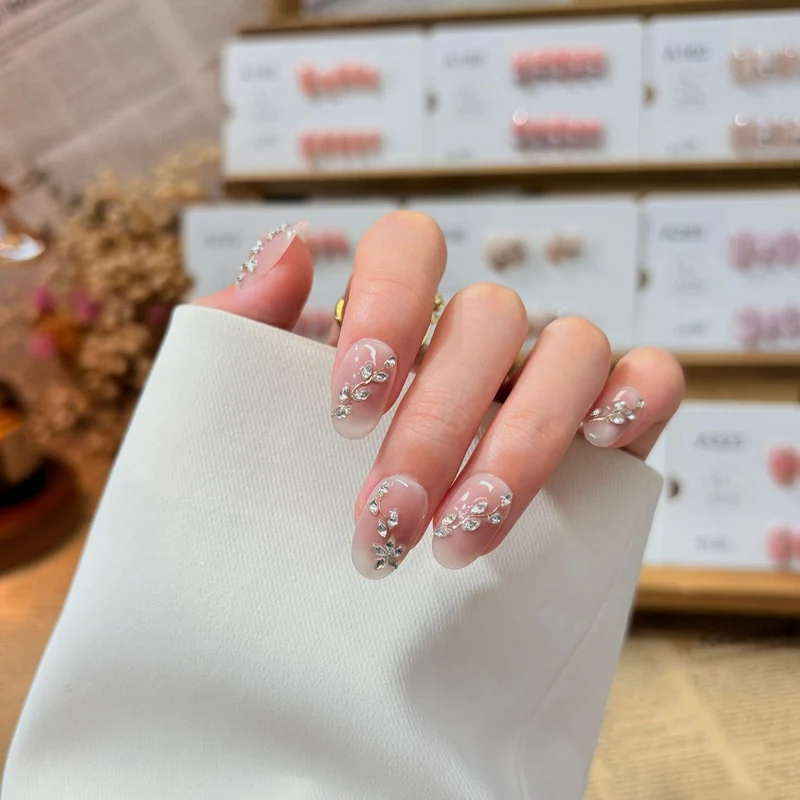 Dekorative Strass-Nagelkunst-Verzierungen