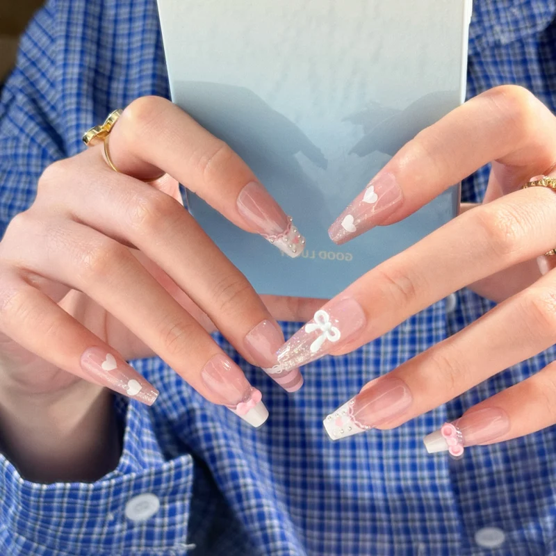 Dekorative Press-On-Nagelspitzen mit Designelementen