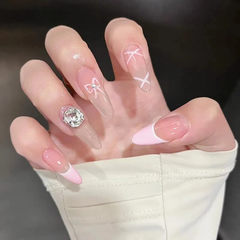 Dekorative Press-On-Nagelspitzen mit Designelementen
