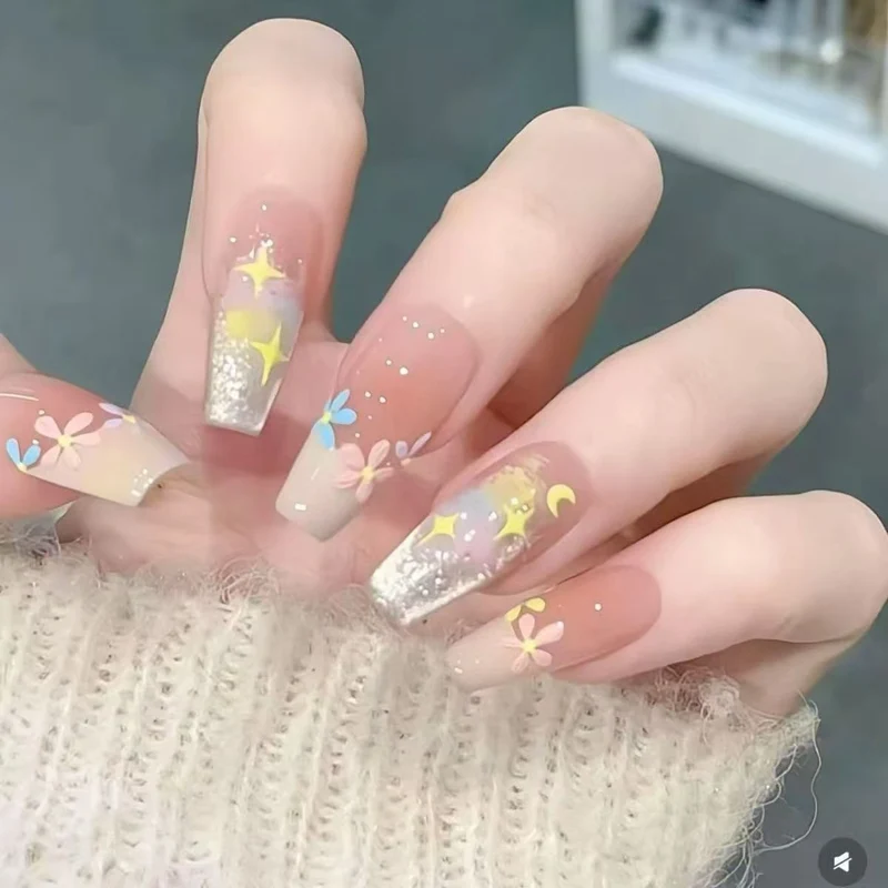 Dekorative Press-On-Nagelspitzen mit Designelementen