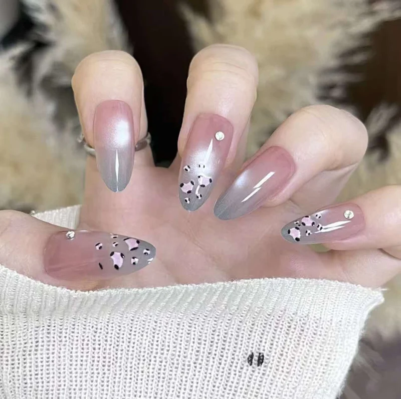 Dekorative Press-On-Nagelspitzen mit Designelementen