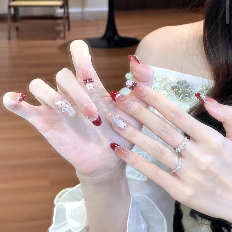 Dekorative Press-On-Nagelspitzen mit Designelementen
