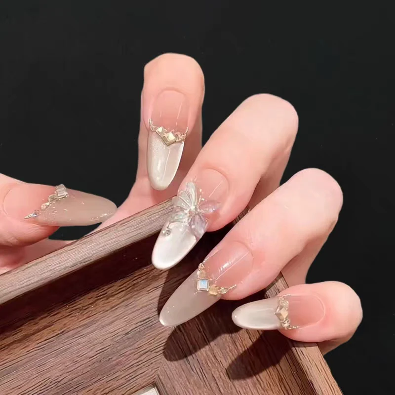 Dekorative Press-On-Nagelspitzen mit Designelementen