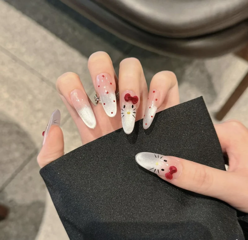 Dekorative Press-On-Nagelspitzen mit Designelementen