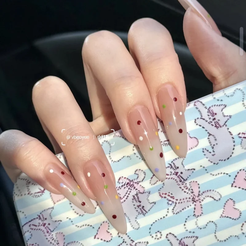 Dekorative Press-On-Nagelspitzen mit Designelementen