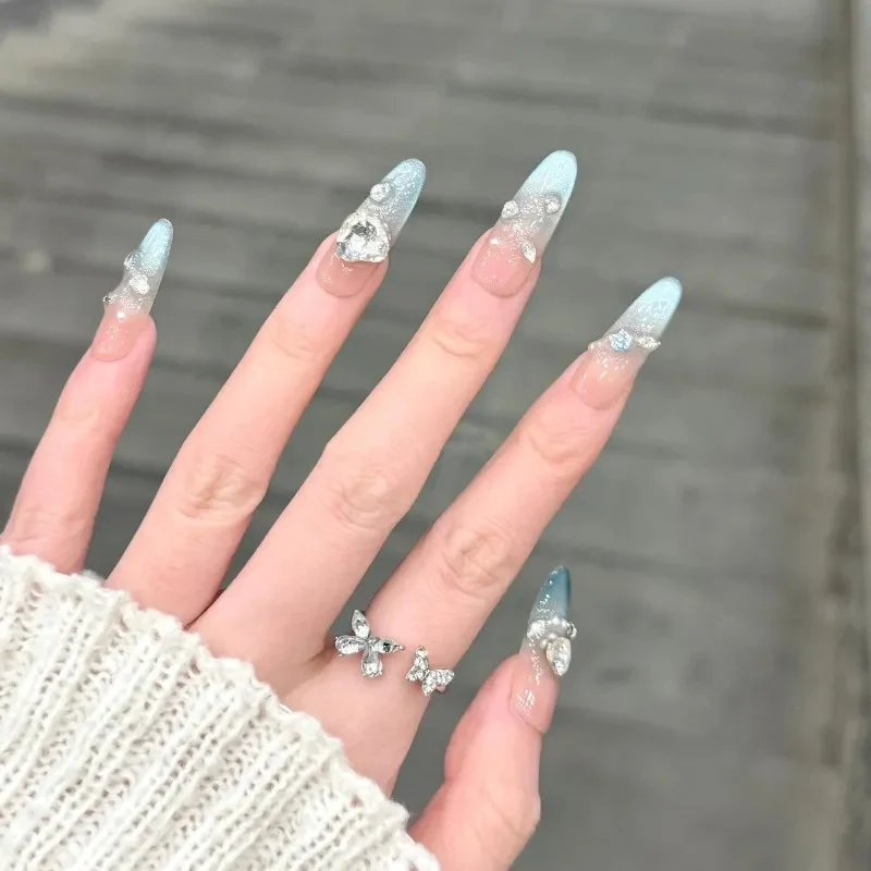 Dekorative Druck-Nagelset mit Strass- und Schleifenakzenten