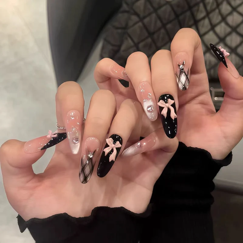Dekorative Druck-Nagelset mit Strass- und Schleifenakzenten