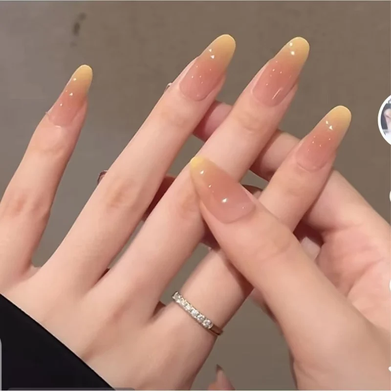Dekorative Gel-Nagelkunst-Verzierungen