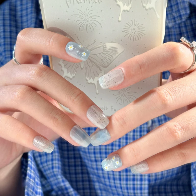 Dekorative Gel-Nagelkunst-Verzierungen