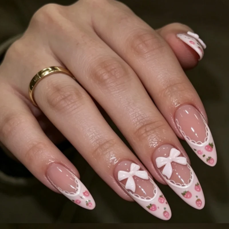 Dekorative florale Stiletto-Nagelverzierungen
