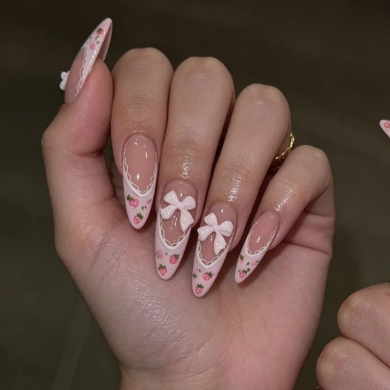 Dekorative florale Stiletto-Nagelverzierungen