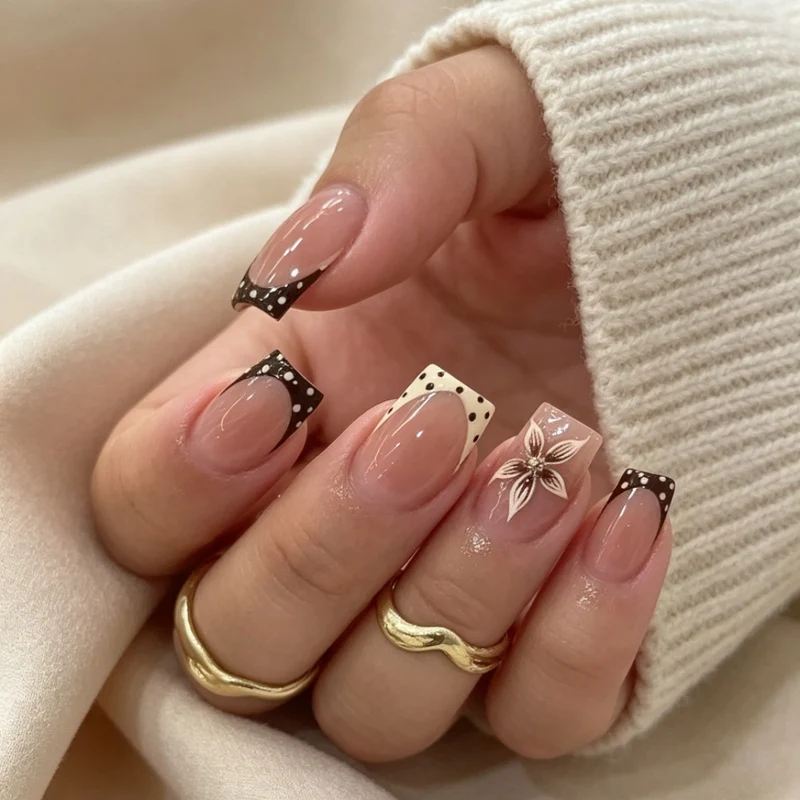 Dekorative florale Nagelkunstverlängerungen