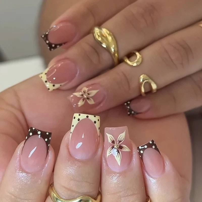 Dekorative florale Nagelkunstverlängerungen