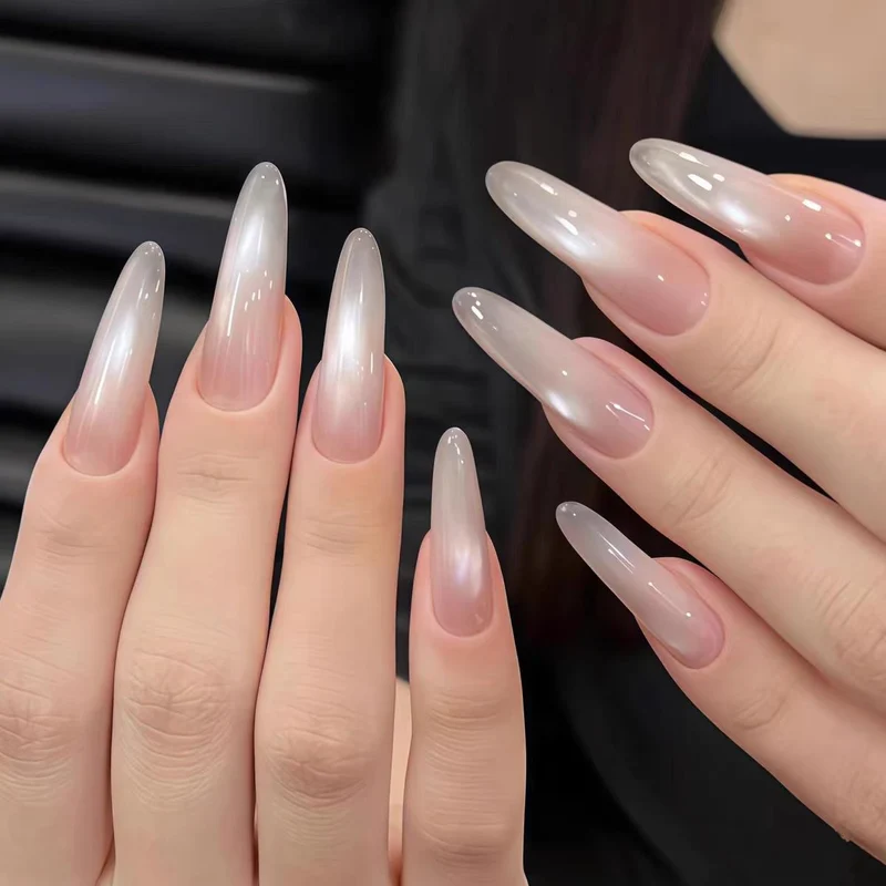 Dekorativer Schmetterlings-verzierter Press-On Nagelset