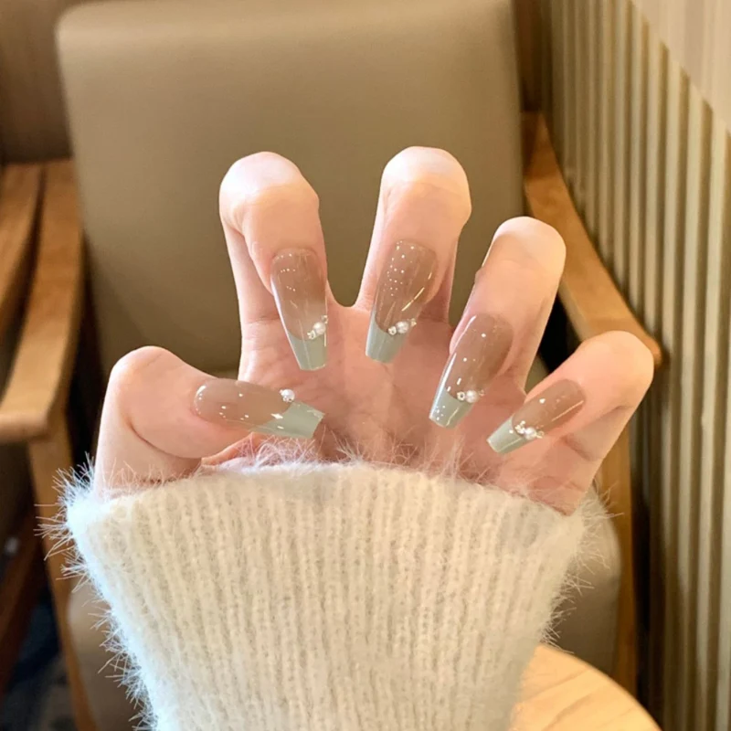 Dekorativer Schmetterlings-verzierter Press-On Nagelset