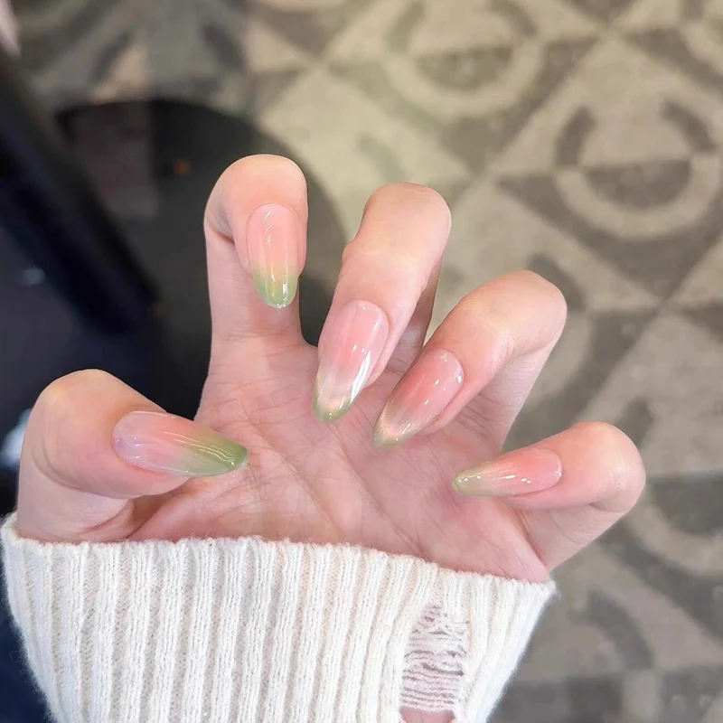 Dekorativer Schmetterlings-verzierter Press-On Nagelset