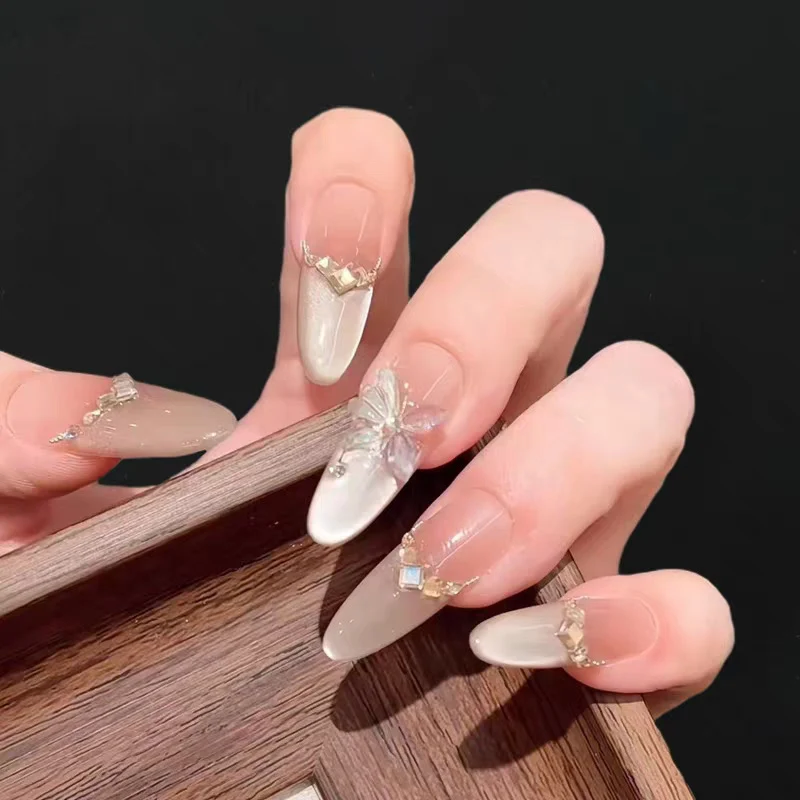 Dekorativer Schmetterlings-verzierter Press-On Nagelset