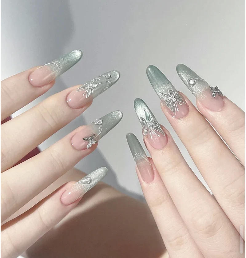 Dekorative handwerkliche Nagelverlängerungen