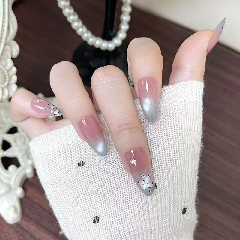 Dekorative handwerkliche Nagelverlängerungen