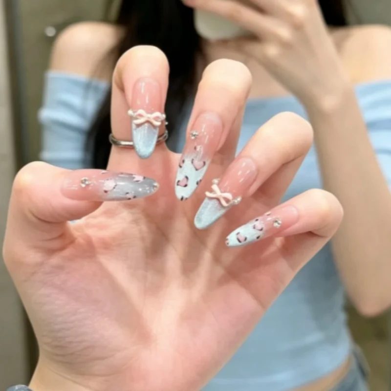 Dekorative handwerkliche Nagelverlängerungen