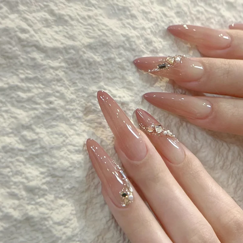 Künstlerische Stiletto-Nagelverlängerungen