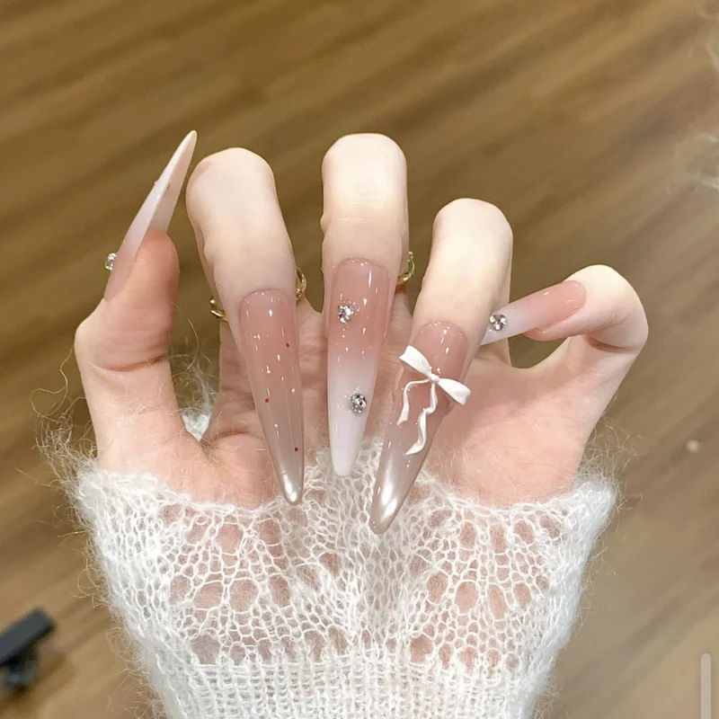 Künstlerische Stiletto-Nagelverlängerungen