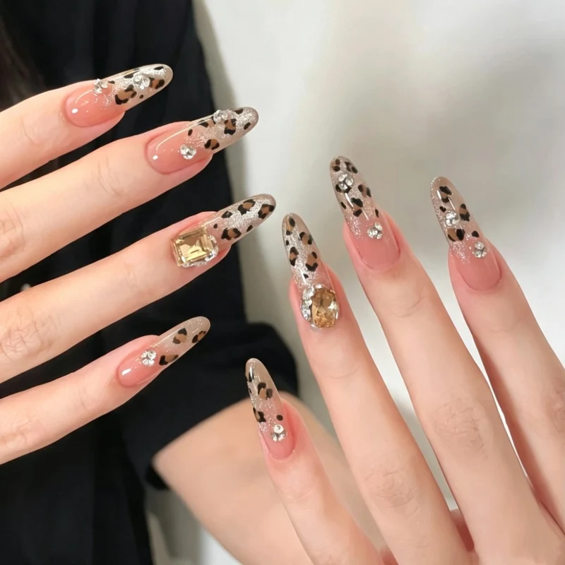 Künstlerische Stiletto-Nagelverzierungen mit dekorativen Akzenten