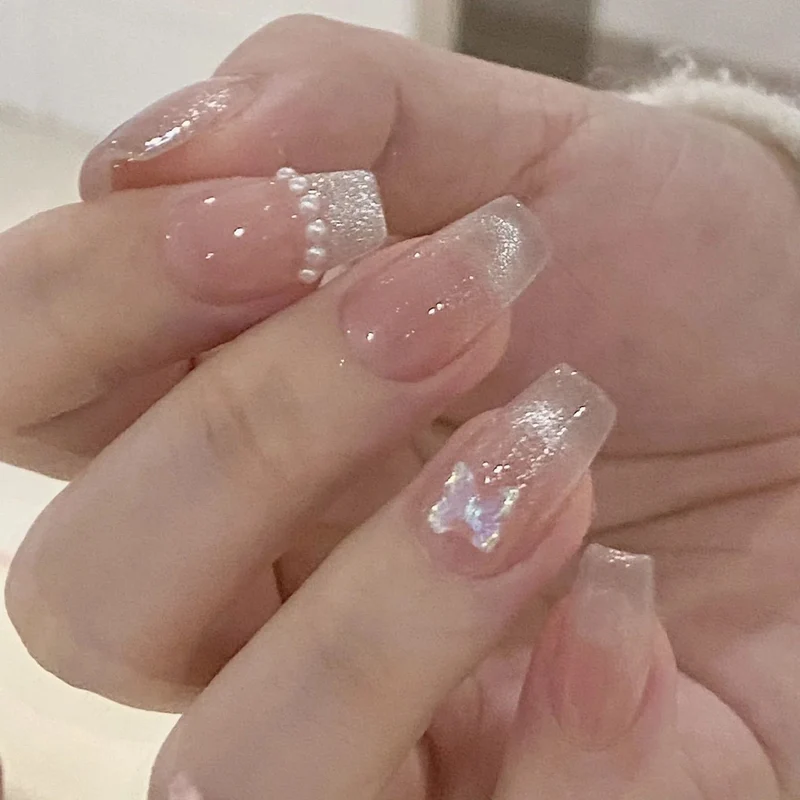 Künstlerische Stiletto-Nagelverzierungen mit dekorativen Akzenten