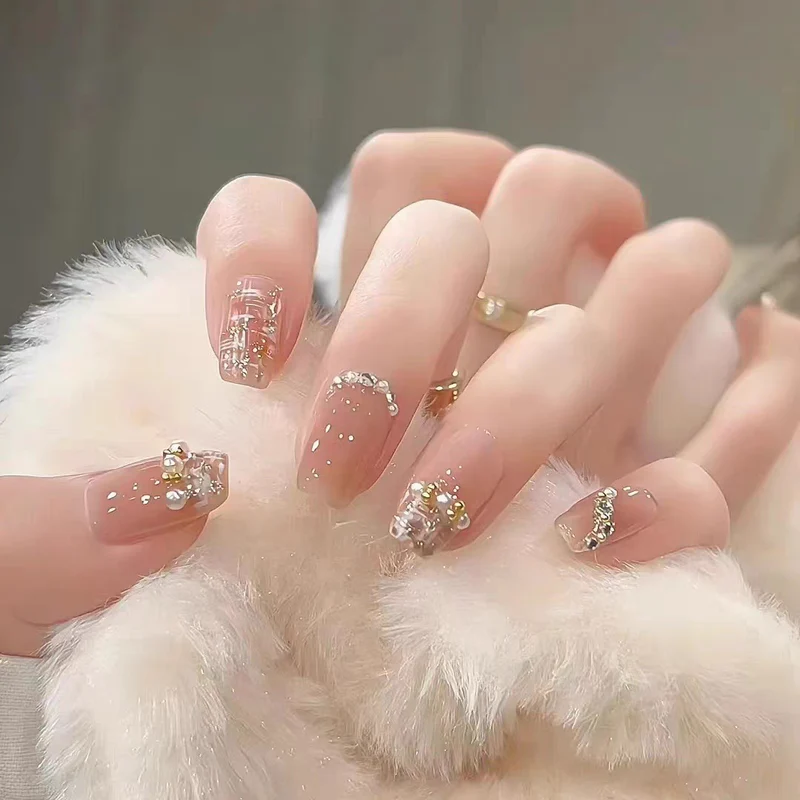 Künstlerische Stiletto-Nagelverzierungen mit dekorativen Akzenten