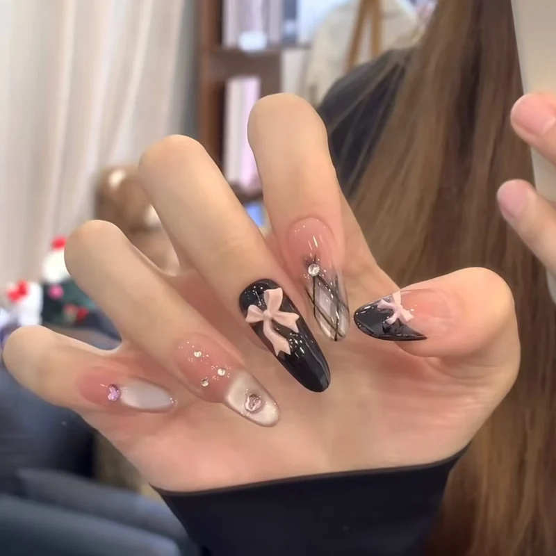 Künstlerische Stiletto-Nagelverzierungen mit dekorativen Akzenten